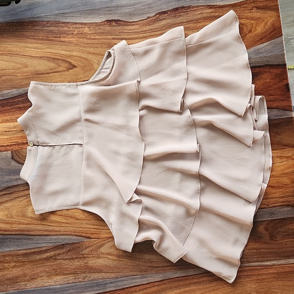 Pretty, NWOT, Apt. 9, Ladies Sleeveless Top. Three tiers of Ruffles, Taupe - Picture 3 of 5